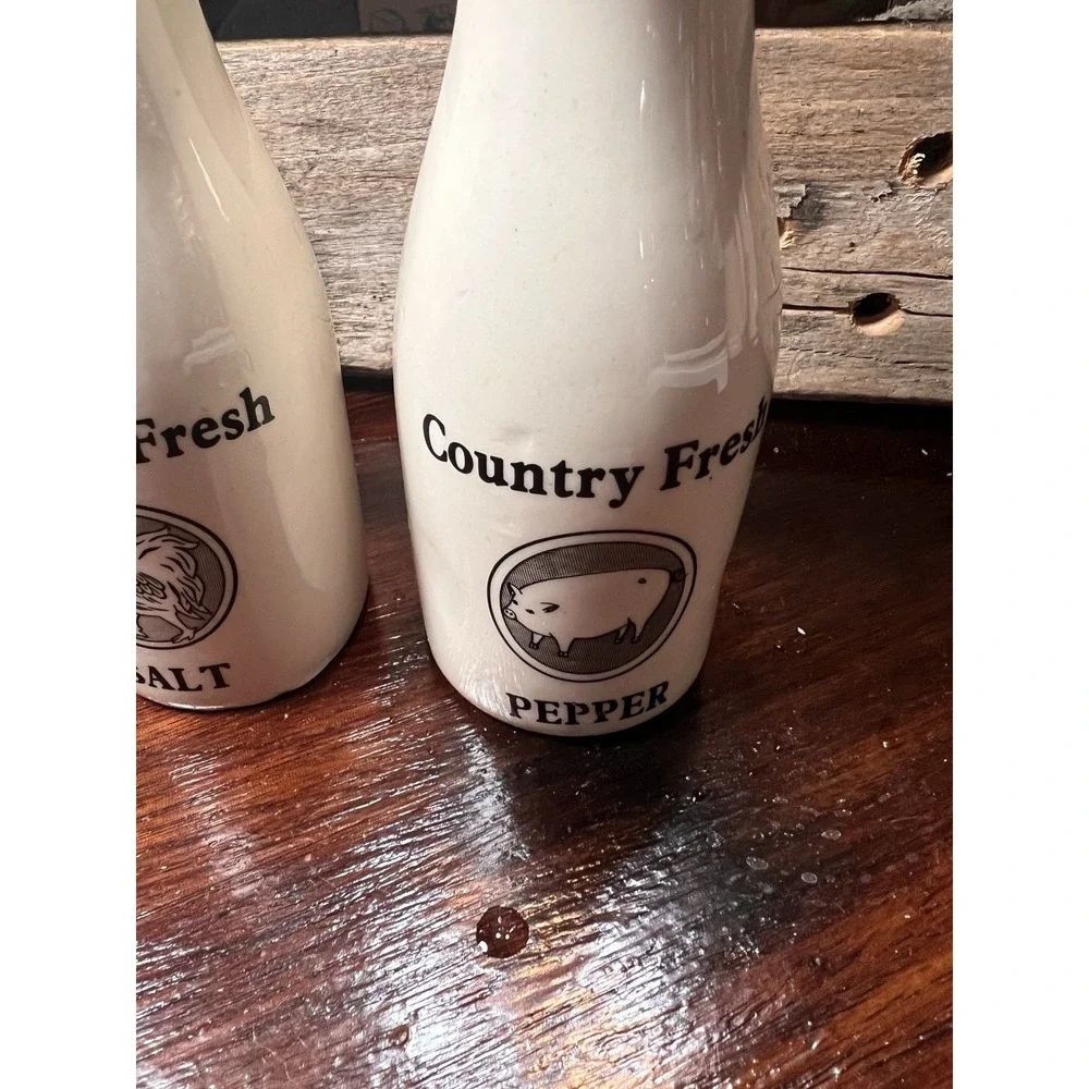 Farm Country Fresh Milk‎ Bottle Salt and Pepper Shakers Vintage Rooster and Pig